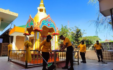Sambut Hari Bhayangkara ke-80, Polres Malang Bersih-Bersih Vihara di Lawang   