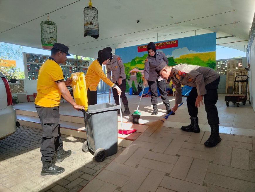 Polres Malang Perkuat Hubungan Harmonis melalui Aksi Bersih Vihara